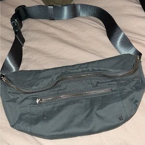 NWOT Vuori sling bag / belt bag
